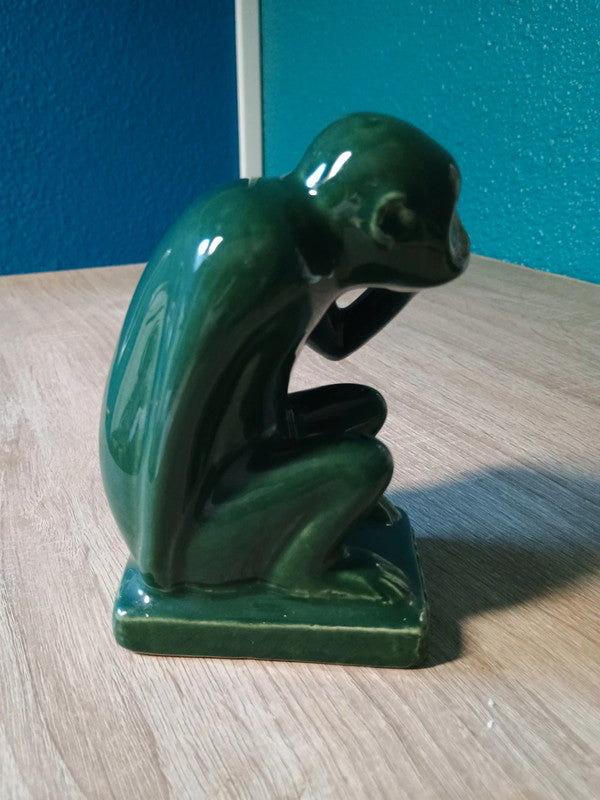 Le singe vert penseur du grand garde de Mons