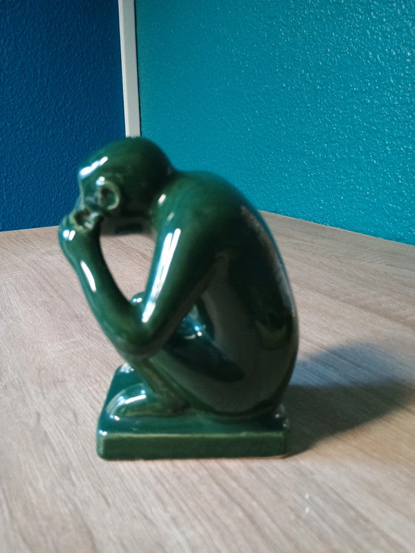 Le singe vert penseur du grand garde de Mons