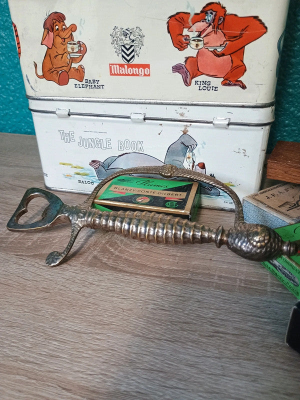 Magnifique ancien décapsuleur en bronze et laiton 1940