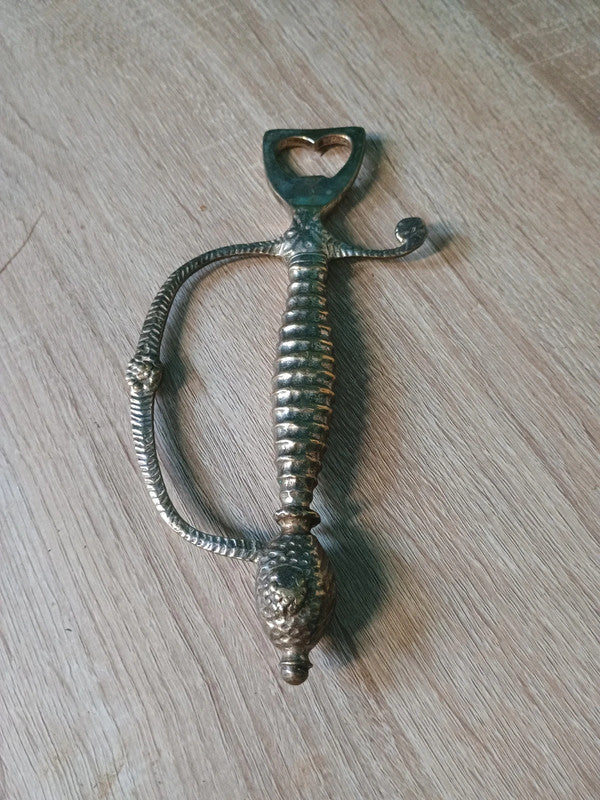 Magnifique ancien décapsuleur en bronze et laiton 1940