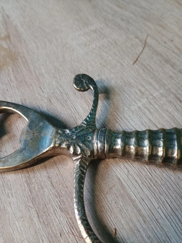 Magnifique ancien décapsuleur en bronze et laiton 1940