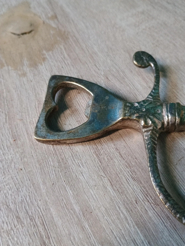 Magnifique ancien décapsuleur en bronze et laiton 1940