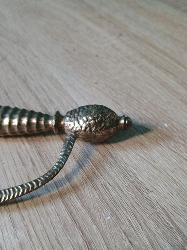 Magnifique ancien décapsuleur en bronze et laiton 1940
