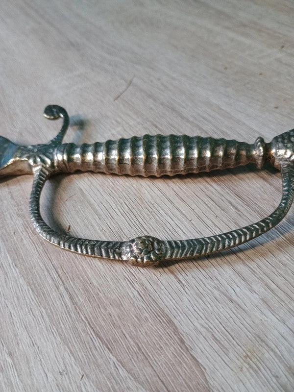 Magnifique ancien décapsuleur en bronze et laiton 1940