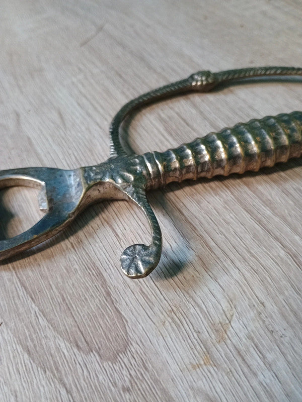 Magnifique ancien décapsuleur en bronze et laiton 1940