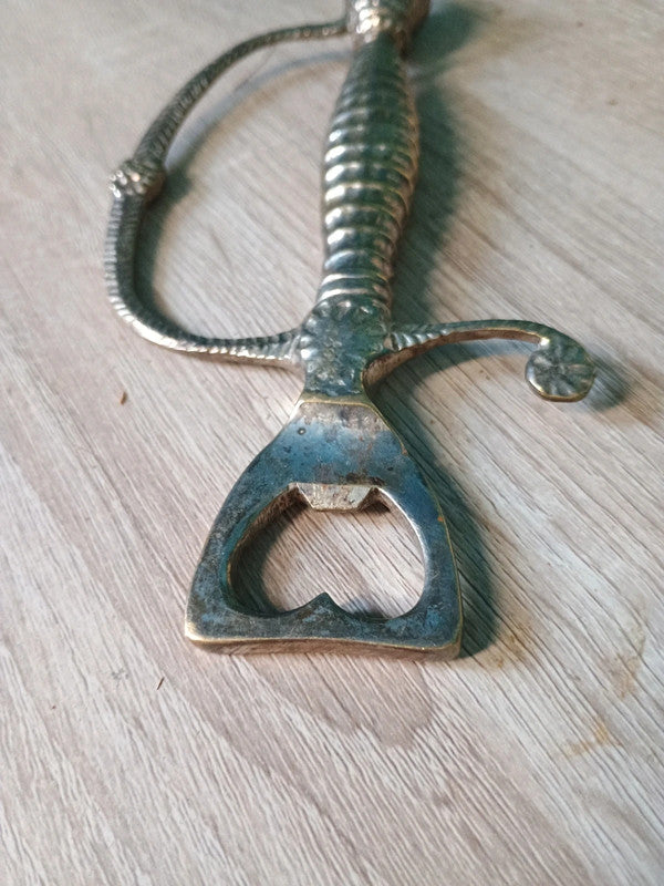 Magnifique ancien décapsuleur en bronze et laiton 1940