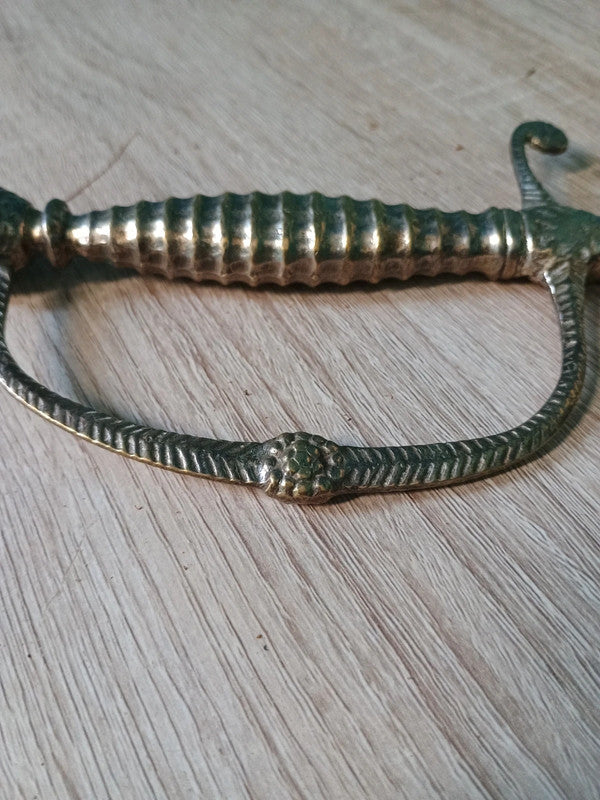 Magnifique ancien décapsuleur en bronze et laiton 1940