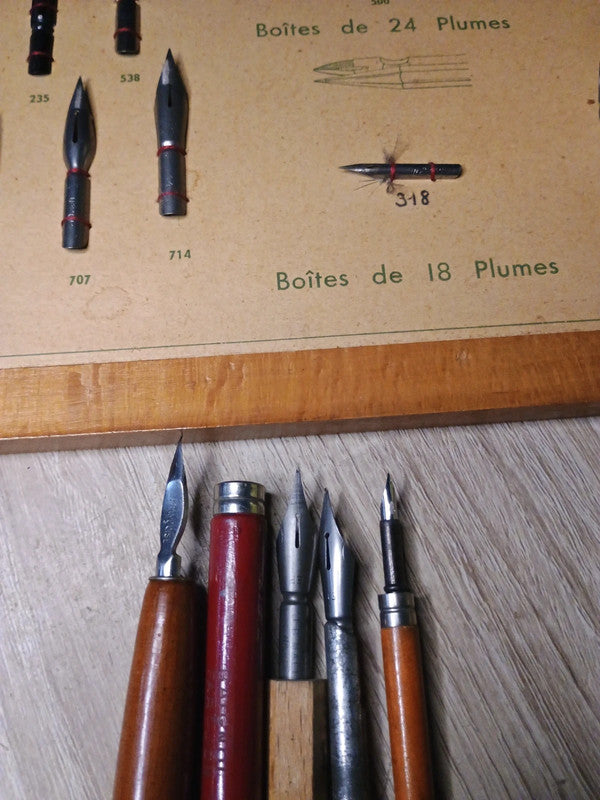 Couvercle d'un présentoir de commercial pour la présentation de plumes d'écriture