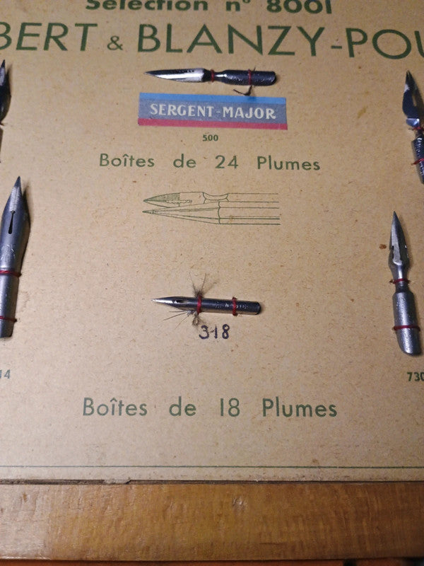 Couvercle d'un présentoir de commercial pour la présentation de plumes d'écriture
