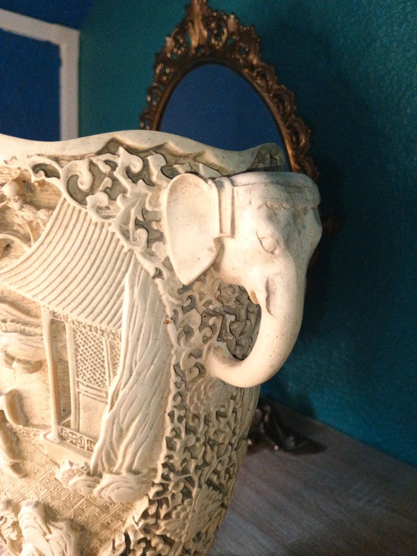 Grand vase asiatique en résine dure - Anses éléphants et scènes de vie