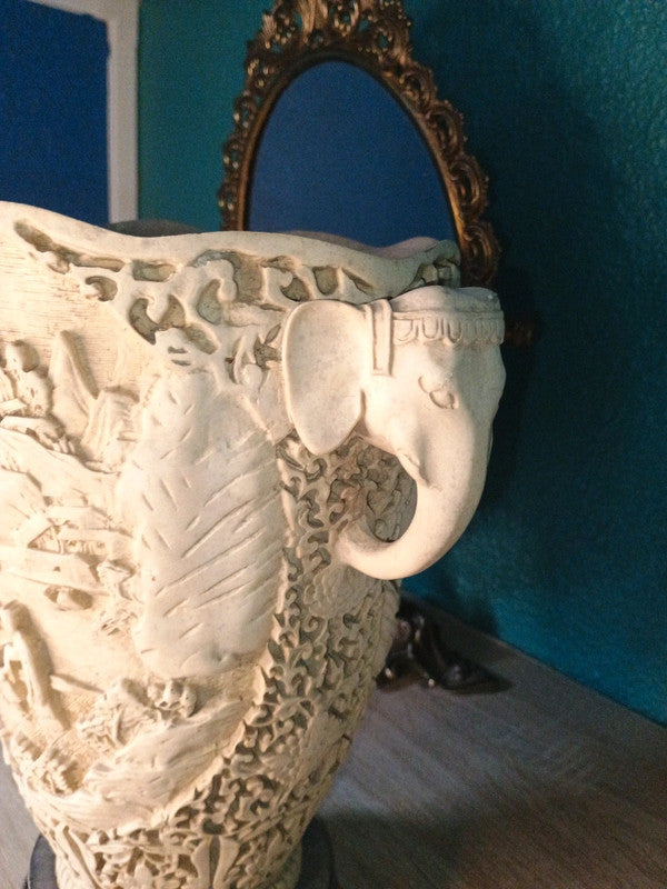 Grand vase asiatique en résine dure - Anses éléphants et scènes de vie