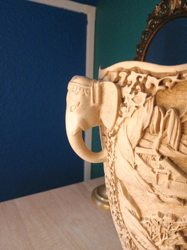 Grand vase asiatique en résine dure - Anses éléphants et scènes de vie