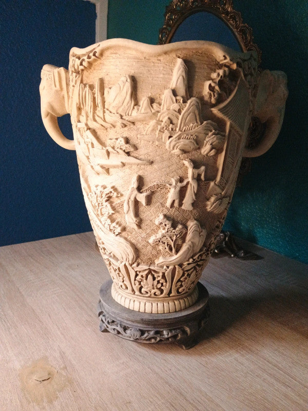 Grand vase asiatique en résine dure - Anses éléphants et scènes de vie