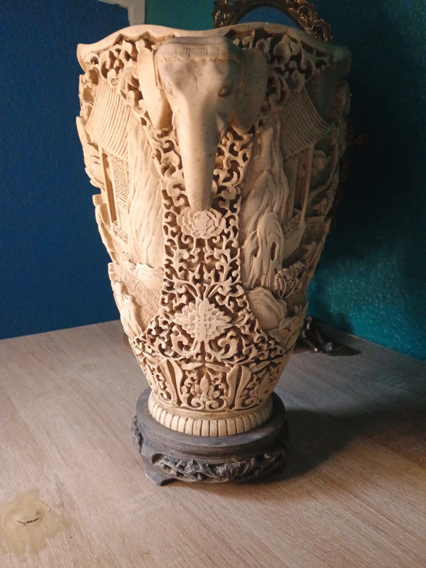 Grand vase asiatique en résine dure - Anses éléphants et scènes de vie