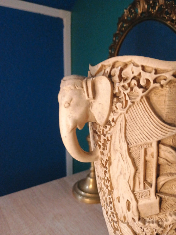 Grand vase asiatique en résine dure - Anses éléphants et scènes de vie
