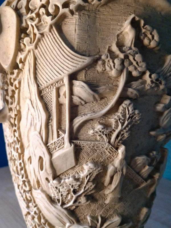 Grand vase asiatique en résine dure - Anses éléphants et scènes de vie