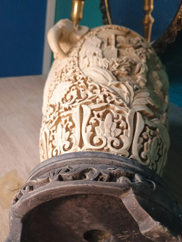 Grand vase asiatique en résine dure - Anses éléphants et scènes de vie