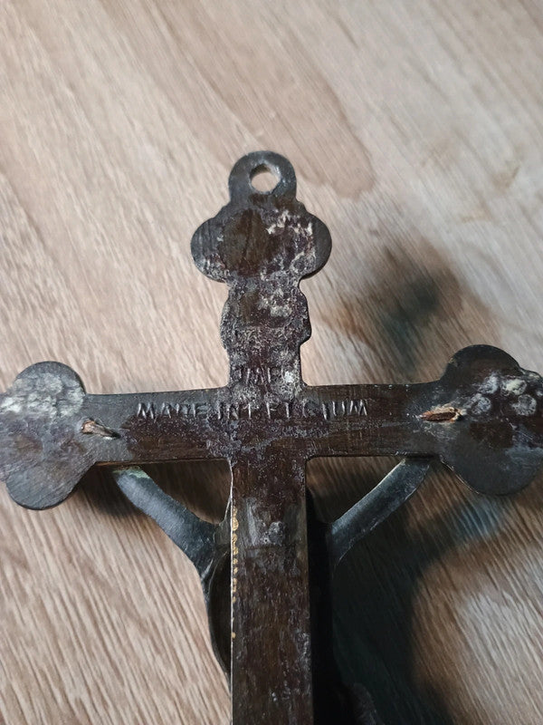Jolie crucifix en métal dans son jus