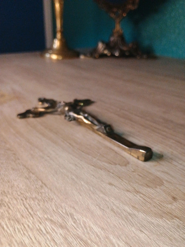 Jolie crucifix en métal dans son jus