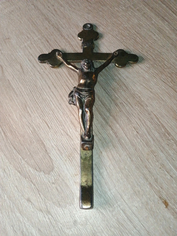 Jolie crucifix en métal dans son jus