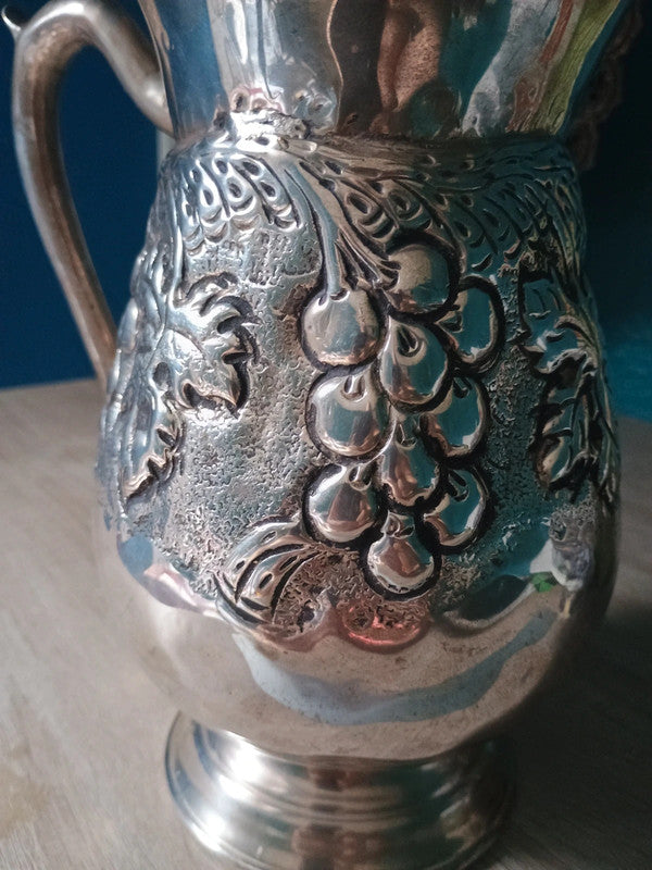 Beau pichet carafe à vin motif de grappe de raisin métal 22 cm
