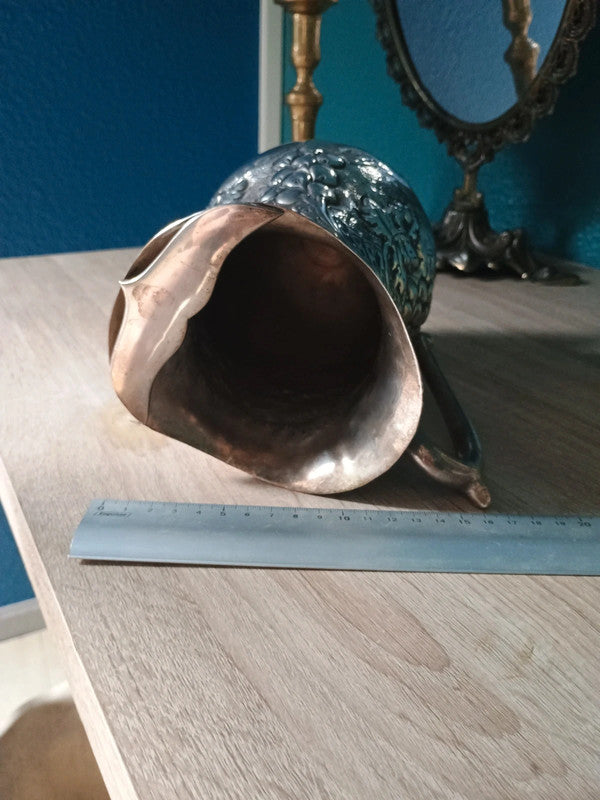 Beau pichet carafe à vin motif de grappe de raisin métal 22 cm