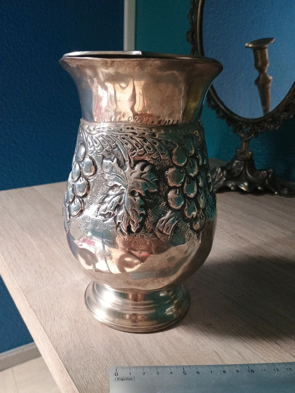 Beau pichet carafe à vin motif de grappe de raisin métal 22 cm