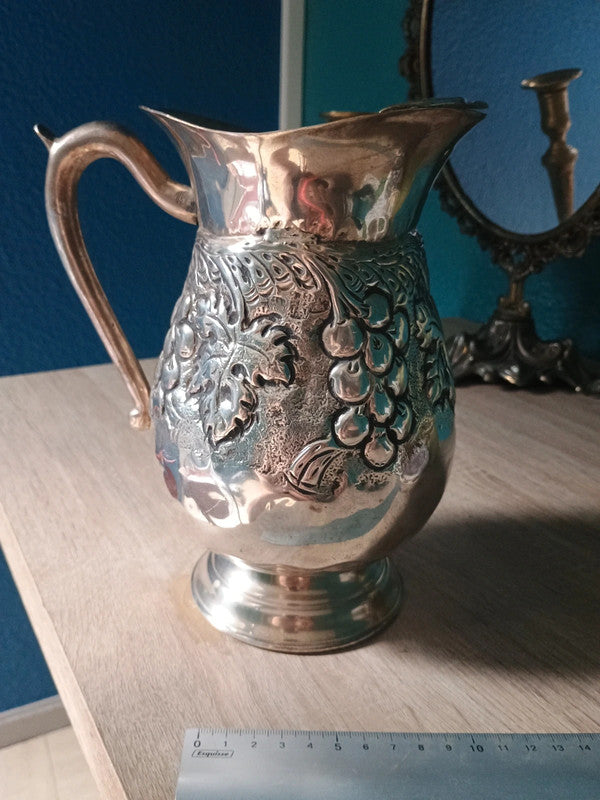 Beau pichet carafe à vin motif de grappe de raisin métal 22 cm