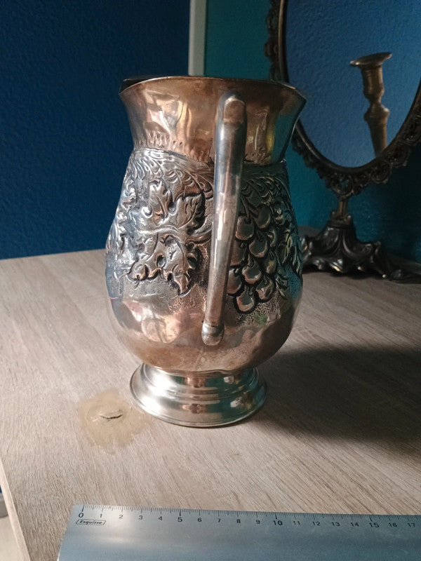 Beau pichet carafe à vin motif de grappe de raisin métal 22 cm
