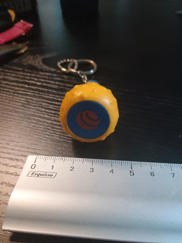 Porte clé en plastique représentant la célèbre bouteille ronde de la boisson à l'orange, Orangina