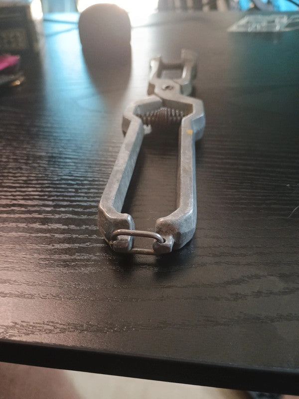 Ancienne Pince à dénoyautées en aluminium