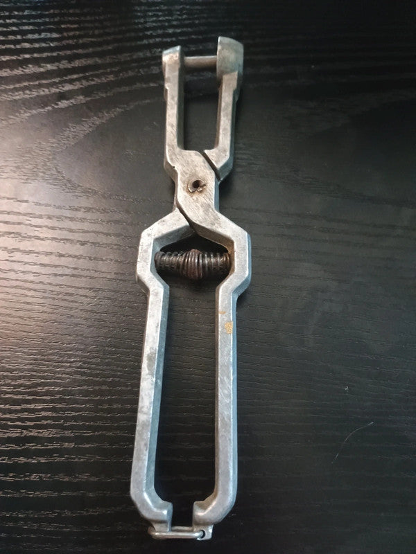 Ancienne Pince à dénoyautées en aluminium