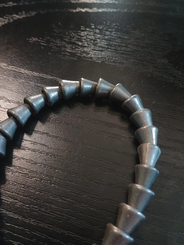 Ancien bracelet cône d'étain lourd