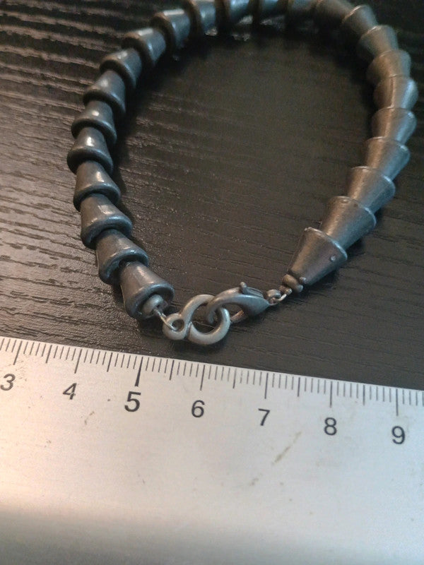 Ancien bracelet cône d'étain lourd