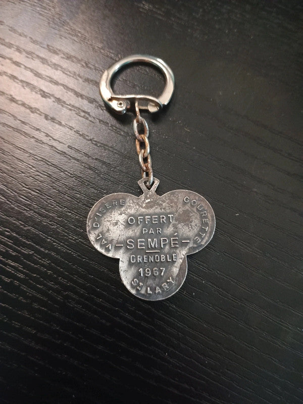 Ancien porte-clés en métal Val d'Isère Gourette Offert par Sempé Grenoble 1967