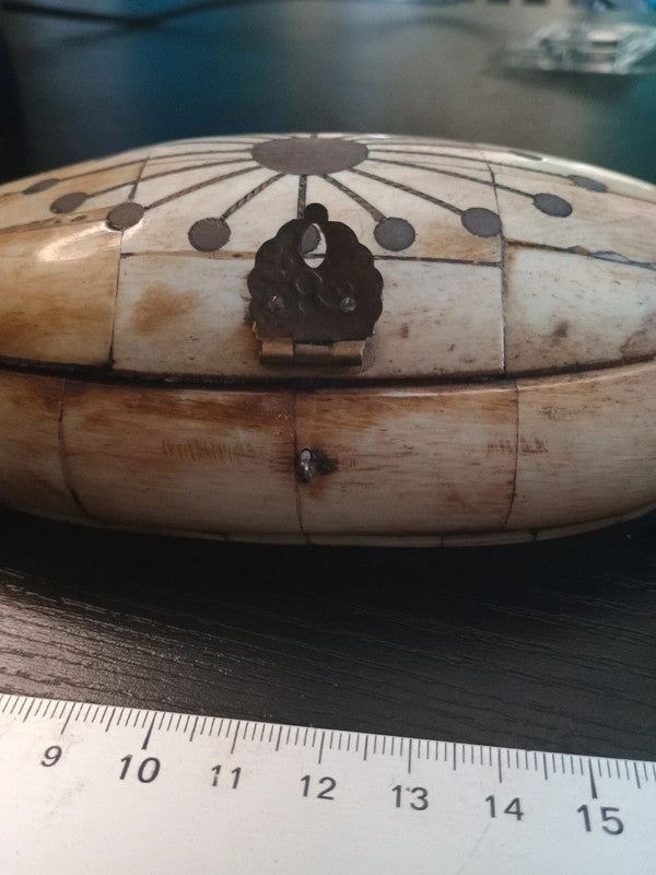 Boîte à bijoux ovale faite main en os de chameaude bœuf et en laitondoublée de velours