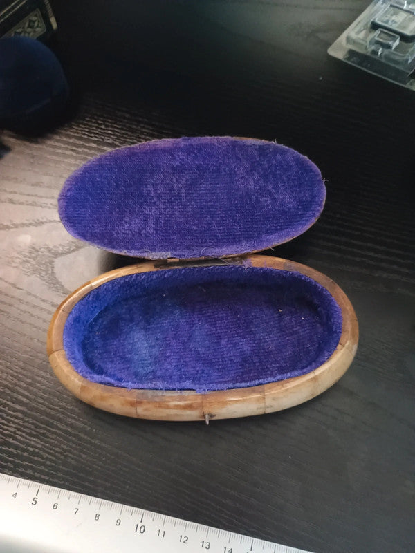 Boîte à bijoux ovale faite main en os de chameaude bœuf et en laitondoublée de velours