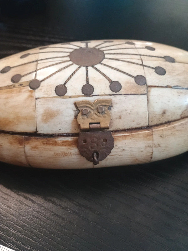 Boîte à bijoux ovale faite main en os de chameaude bœuf et en laitondoublée de velours