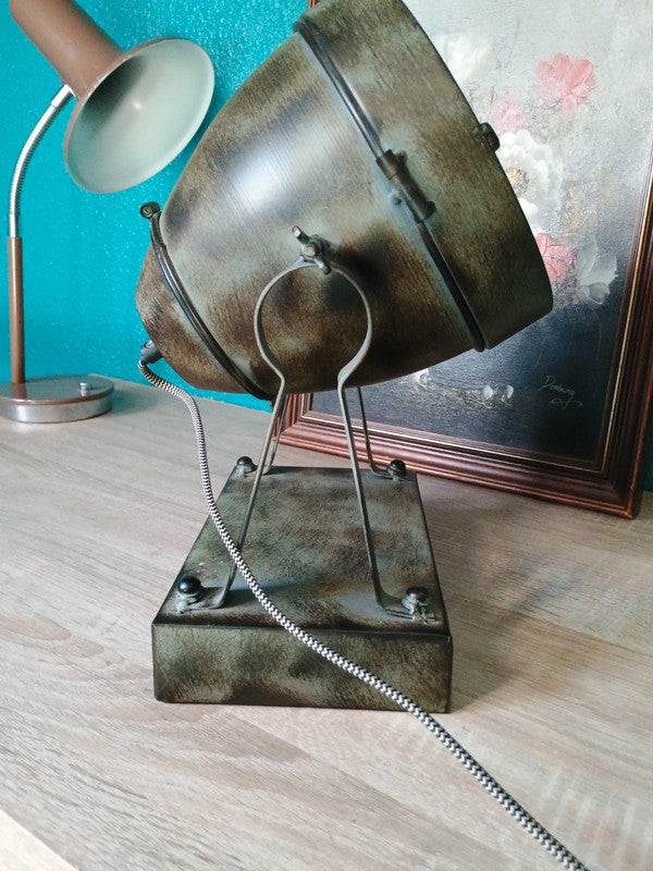 Lampe de table projecteur de marque Fenna de style théâtre à posé ou accroché au mur