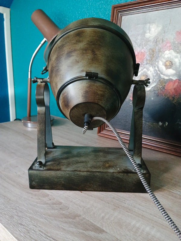 Lampe de table projecteur de marque Fenna de style théâtre à posé ou accroché au mur
