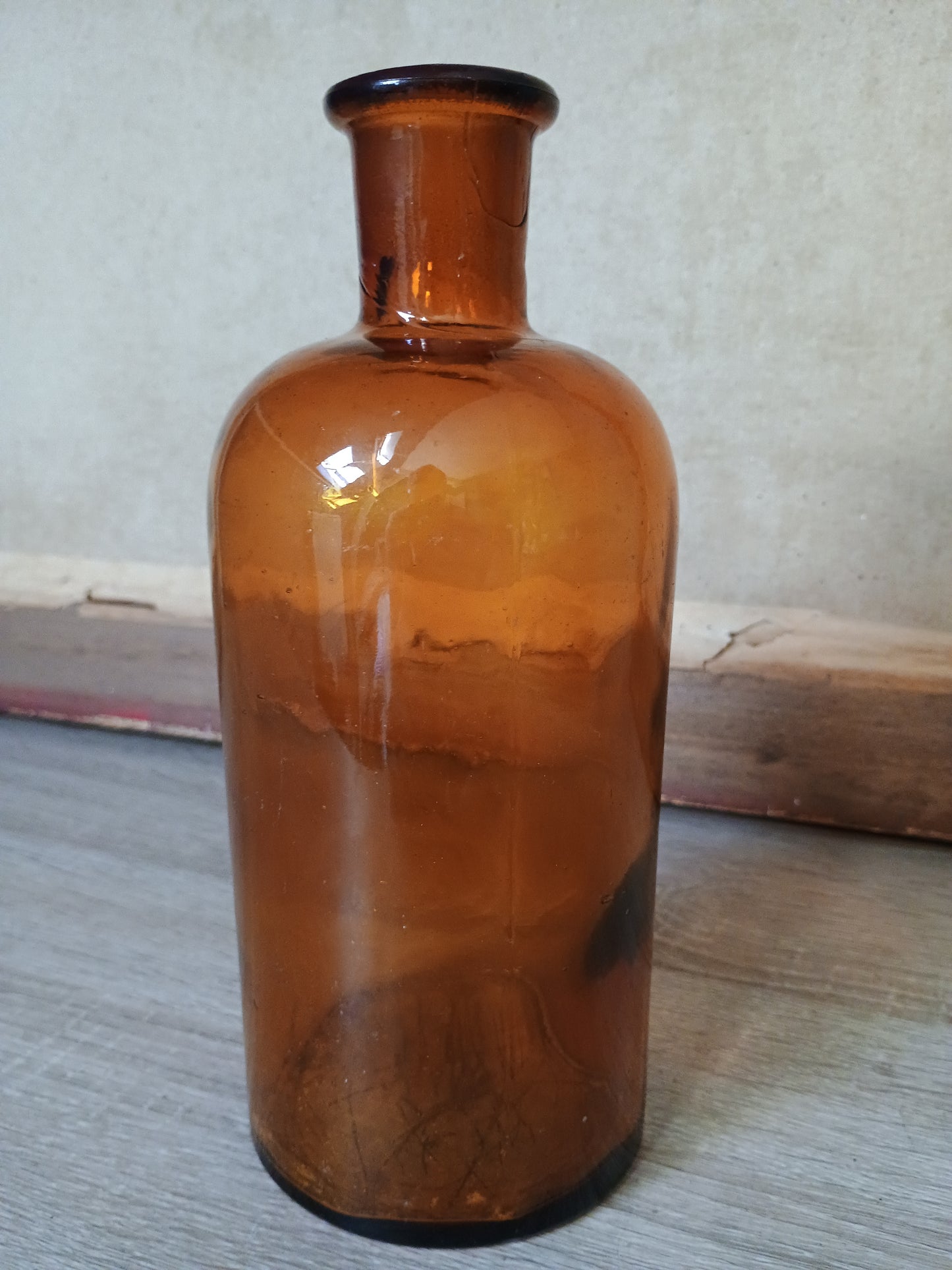 Bouteille d'apothicaire en verre ambré du style milieu du 19e siècle sans couvercle