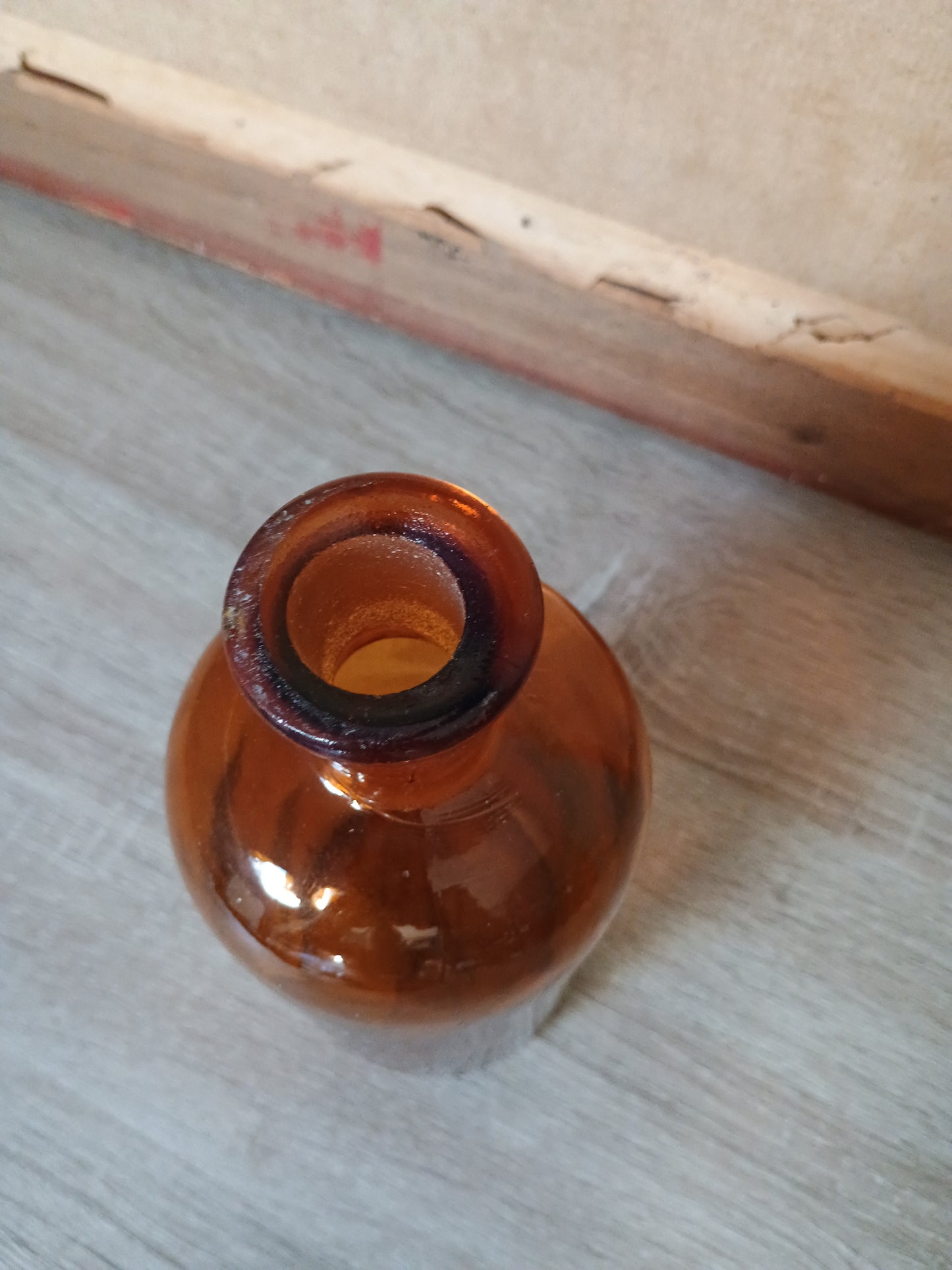 Bouteille d'apothicaire en verre ambré du style milieu du 19e siècle sans couvercle
