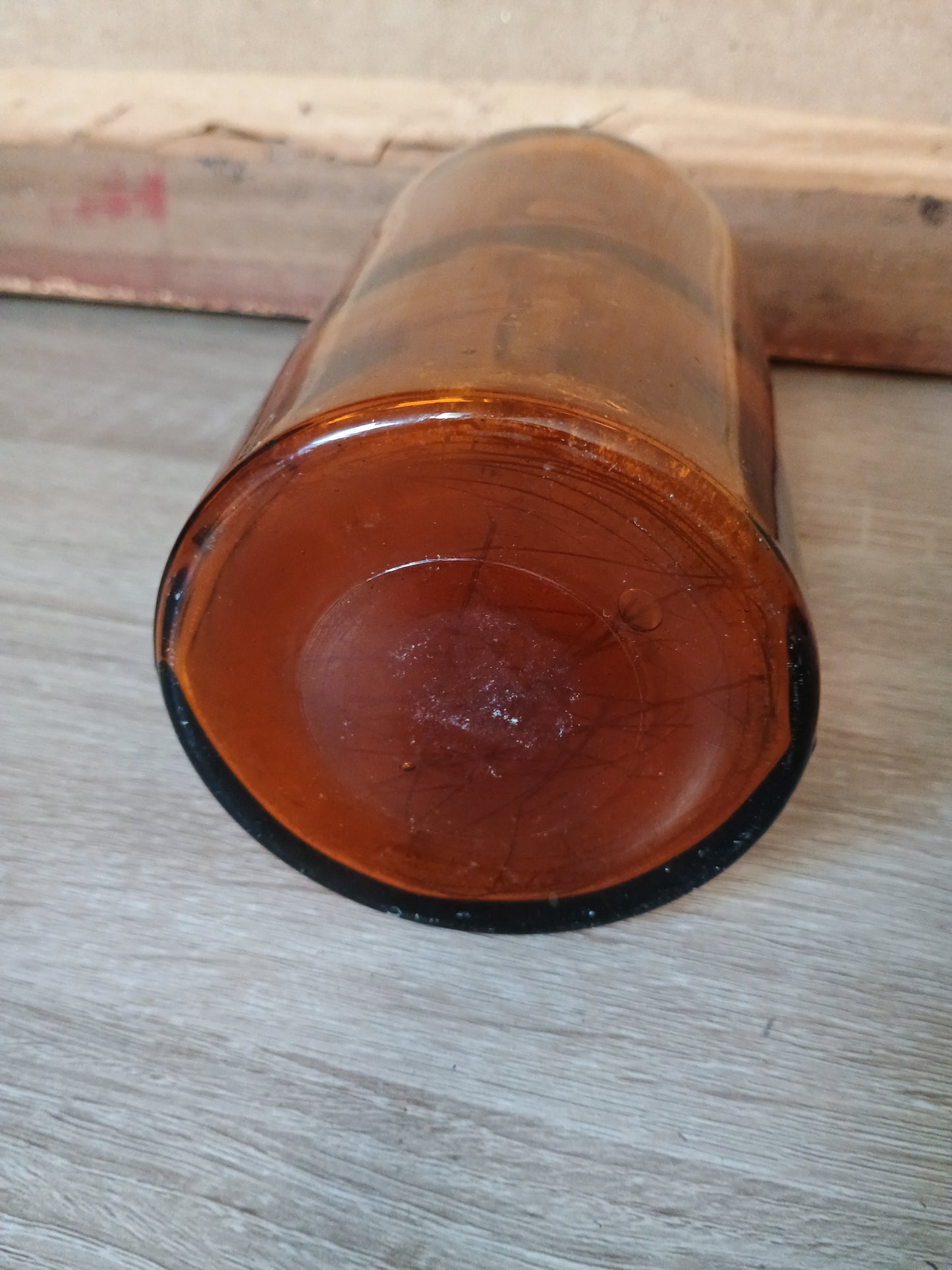Bouteille d'apothicaire en verre ambré du style milieu du 19e siècle sans couvercle