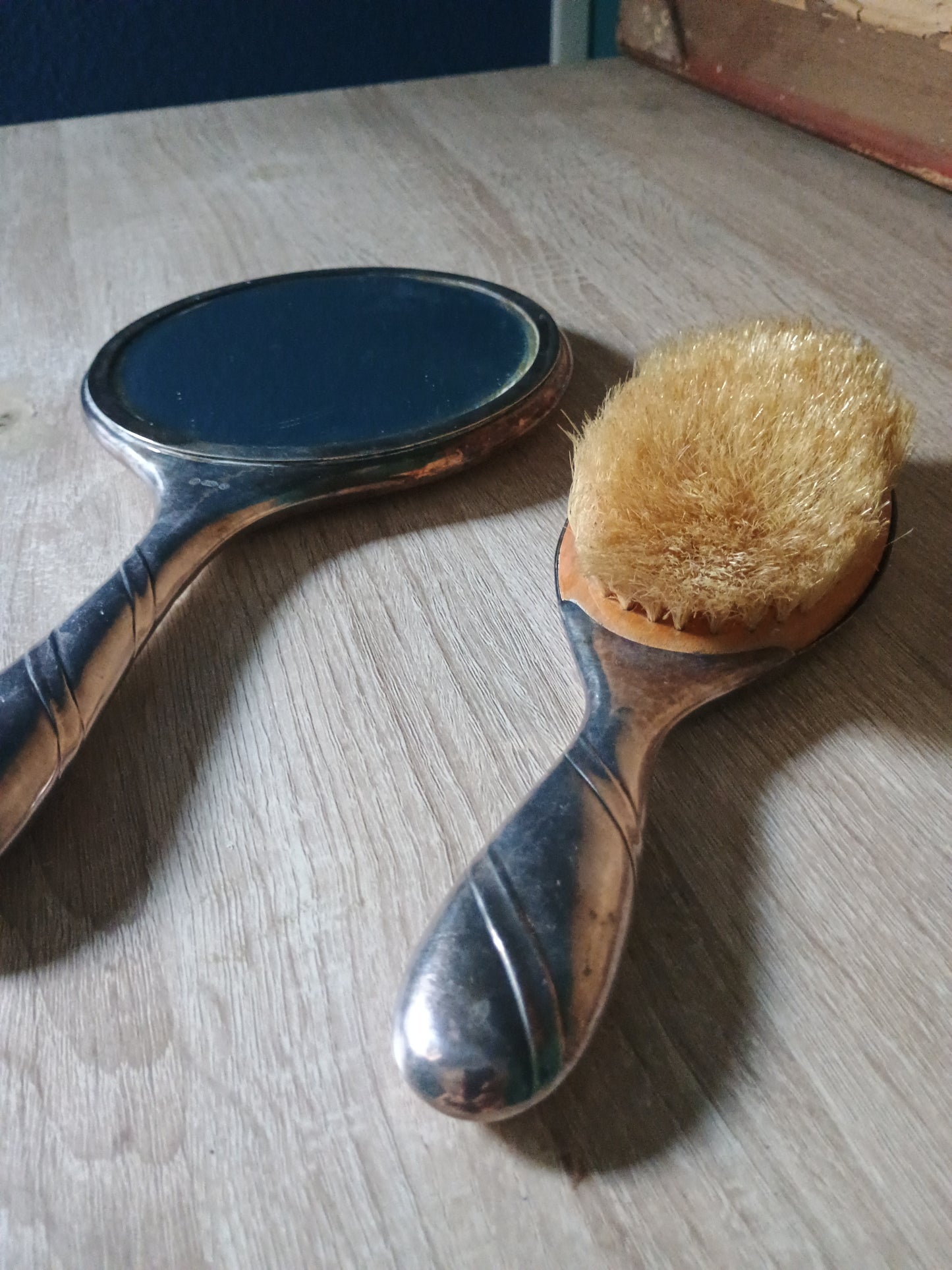 Miroir et brosse à main en métal argenté couleur argent