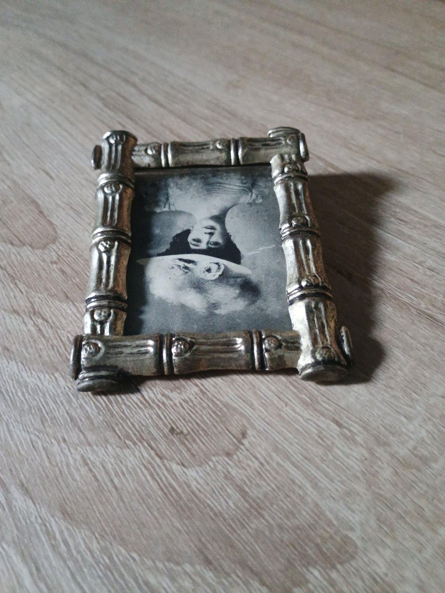Miroir métal argenté pour table de chevet