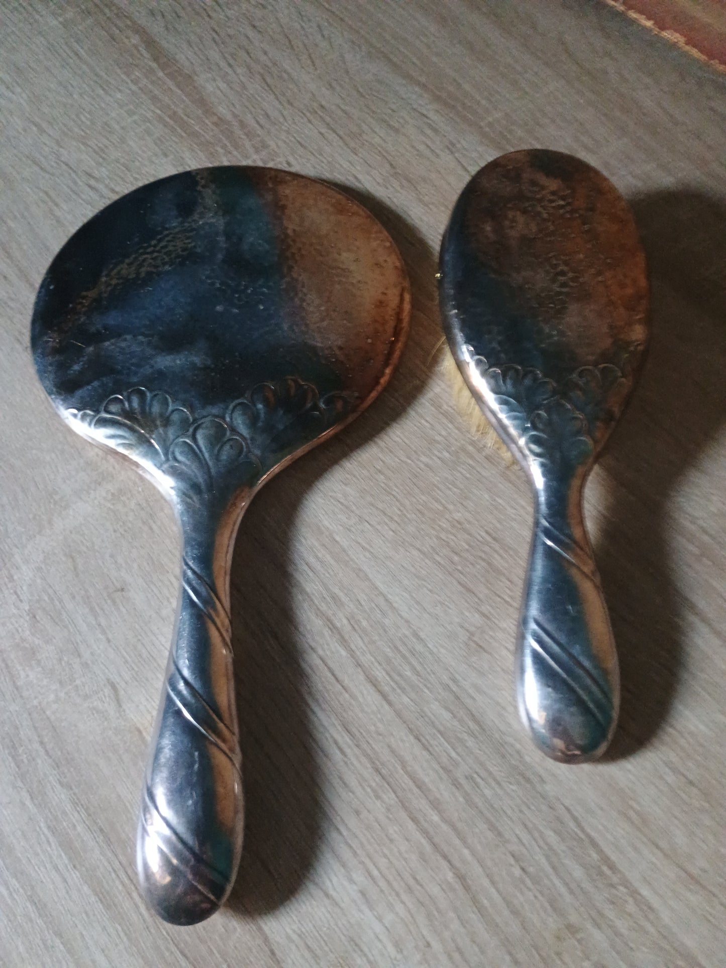 Miroir et brosse à main en métal argenté couleur argent