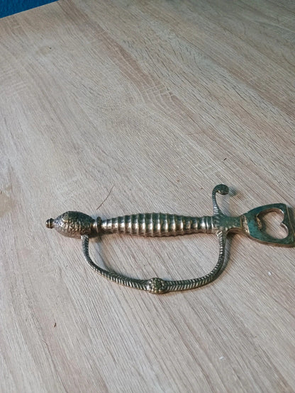 Magnifique ancien décapsuleur en bronze et laiton 1940