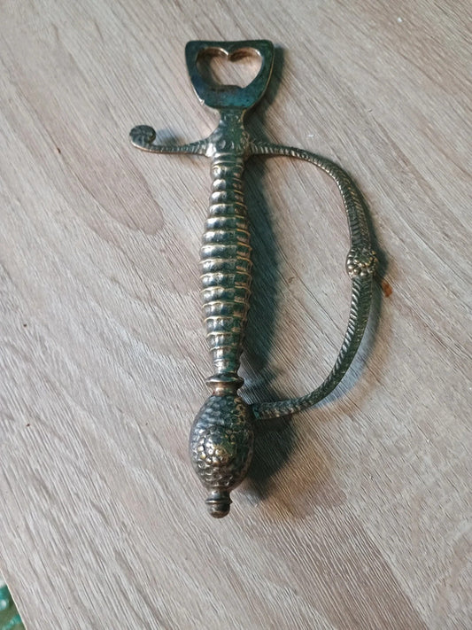 Magnifique ancien décapsuleur en bronze et laiton 1940
