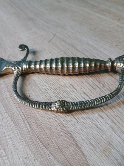 Magnifique ancien décapsuleur en bronze et laiton 1940