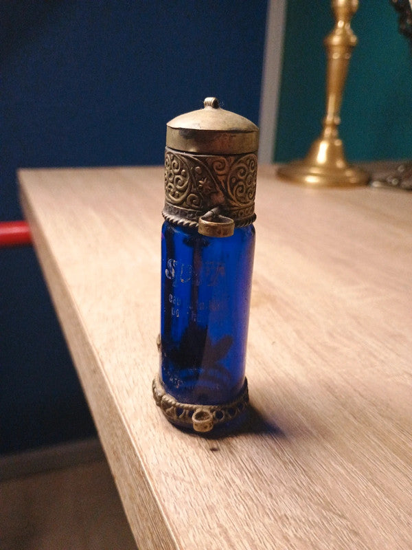 Ancienne petite bouteille d'eau de toilette